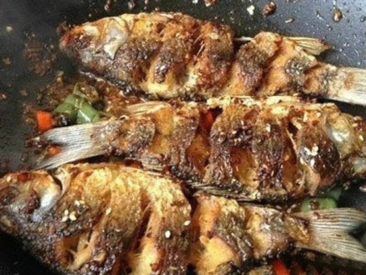 好吃到停不下筷子的香酥烤魚(yú)，做法簡(jiǎn)單，少油少鹽，吃起來(lái)更健康