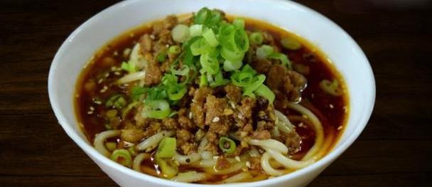 成都美食小吃擔擔面，鹵汁酥香，咸鮮微辣