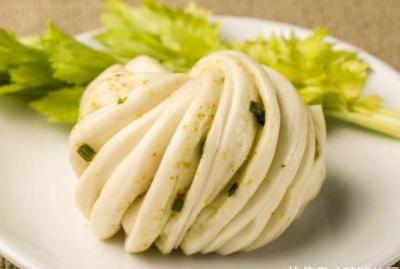 面食如此做才簡單，不發(fā)面、不用煮，比饅頭好吃，比花卷有嚼勁