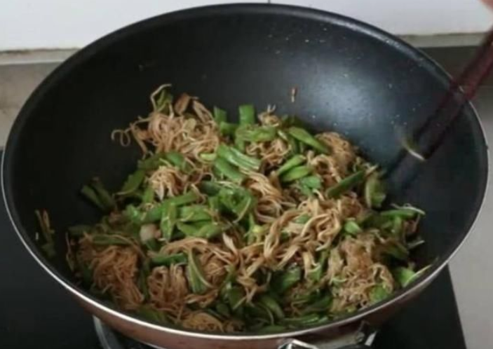 掛面不要水煮，這種做法，5分鐘出鍋，老人和小孩都喜歡吃！