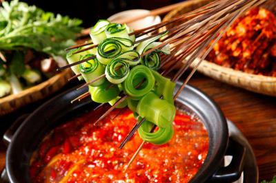 四川串串香技術(shù)做法哪里好？大廚現(xiàn)場帶您采購原材料