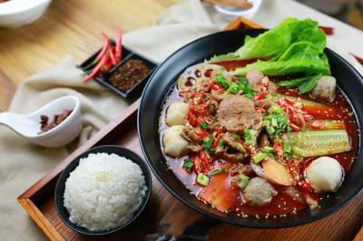 冒菜培訓(xùn)技術(shù)培訓(xùn)哪家強(qiáng)？教你底料的炒制