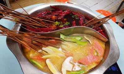 四川餐飲技術(shù)培訓(xùn)學(xué)校，哪里學(xué)習(xí)正宗串串香技術(shù)培訓(xùn)？