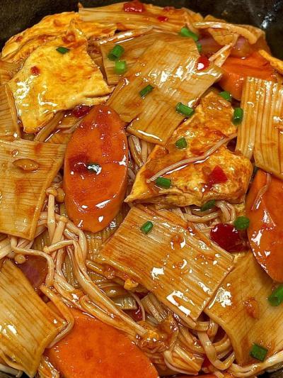 鐵板炒冷面技術培訓哪里好？蜀味緣專業(yè)教學，助您輕松創(chuàng)業(yè)！